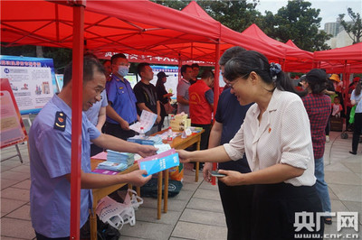 管城回族區(qū) “陽光政務(wù)、民心所望”基層政務(wù)公開標(biāo)準化規(guī)范化工作進社區(qū)